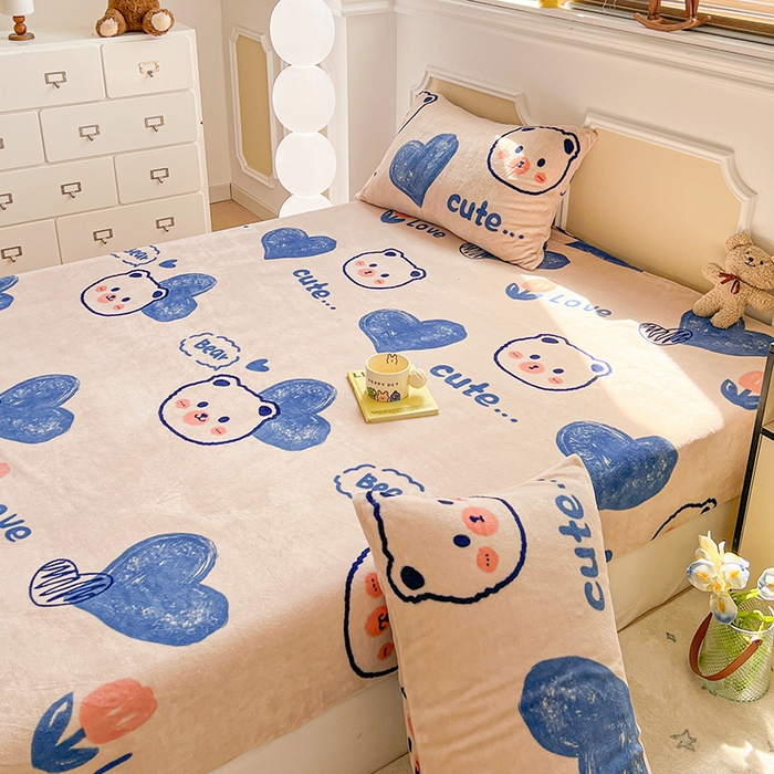 91家纺网 家纺一手货源 找家纺 维娜斯家纺 2025新款卡通牛奶绒印花床笠单件 魅力小熊