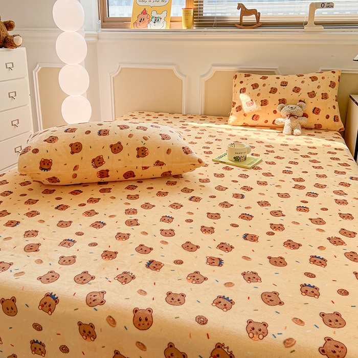 91家纺网 家纺一手货源 找家纺 维娜斯家纺 2025新款卡通牛奶绒印花床笠单件 小熊梦梦