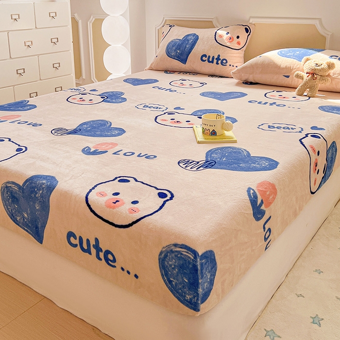 91家纺网 家纺一手货源 找家纺 维娜斯家纺 2025新款卡通牛奶绒印花床笠单件 魅力小熊