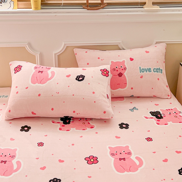 91家纺网 家纺一手货源 找家纺 维娜斯家纺 2025新款卡通牛奶绒印花床笠单件 欢乐猫咪