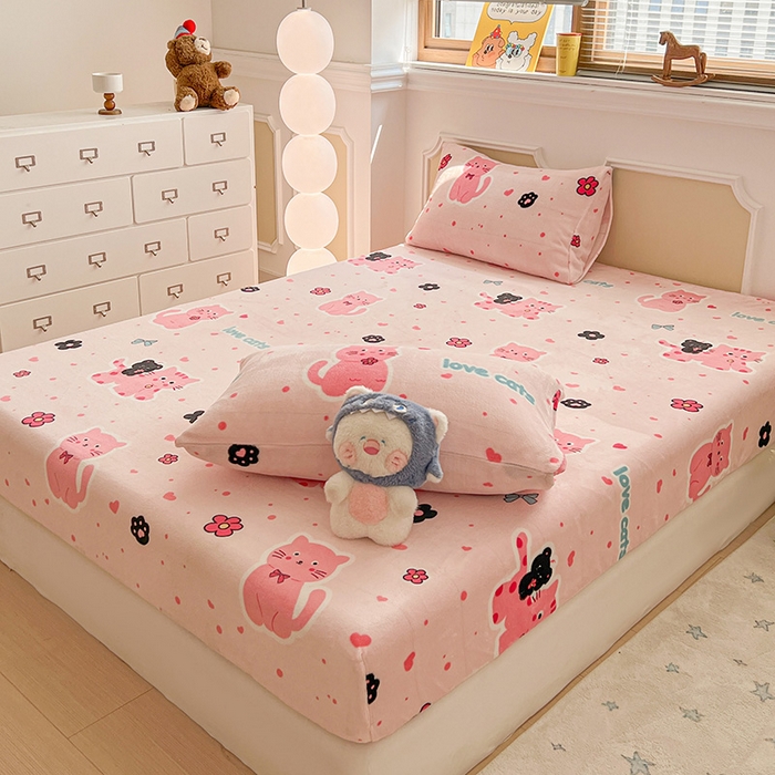 91家纺网 家纺一手货源 找家纺 维娜斯家纺 2025新款卡通牛奶绒印花床笠单件 欢乐猫咪