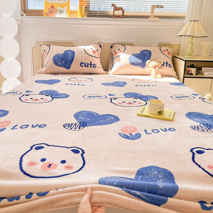 91家纺网 家纺一手货源 找家纺 维娜斯家纺 2025新款卡通牛奶绒印花床笠单件 魅力小熊