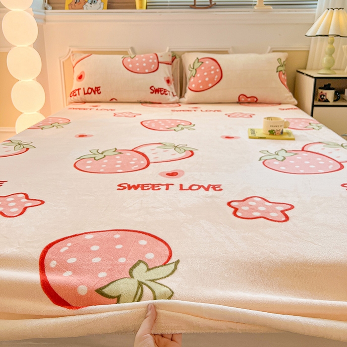 91家纺网 家纺一手货源 找家纺 维娜斯家纺 2025新款卡通牛奶绒印花床笠单件 草莓酱