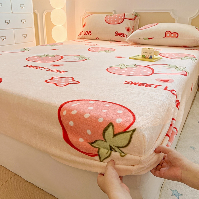 91家纺网 家纺一手货源 找家纺 维娜斯家纺 2025新款卡通牛奶绒印花床笠单件 草莓酱