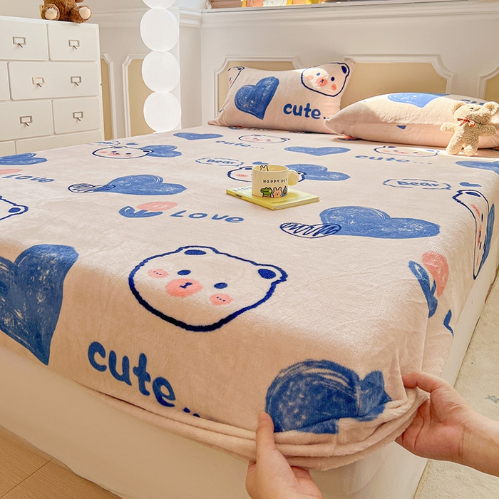 91家纺网 家纺一手货源 找家纺 维娜斯家纺 2025新款卡通牛奶绒印花床笠单件 魅力小熊