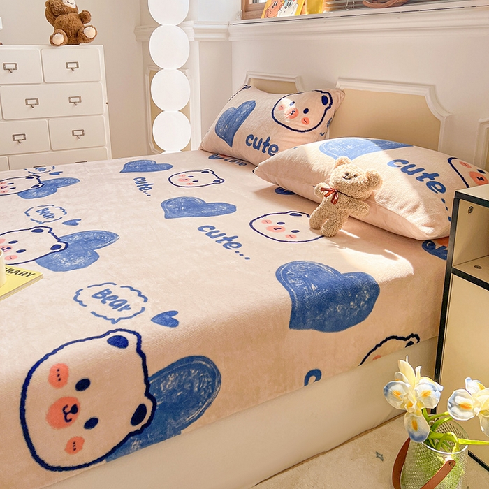 91家纺网 家纺一手货源 找家纺 维娜斯家纺 2025新款卡通牛奶绒印花床笠单件 魅力小熊