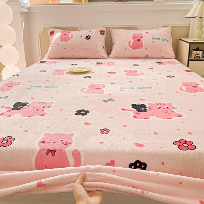 91家纺网 家纺一手货源 找家纺 维娜斯家纺 2025新款卡通牛奶绒印花床笠单件 欢乐猫咪