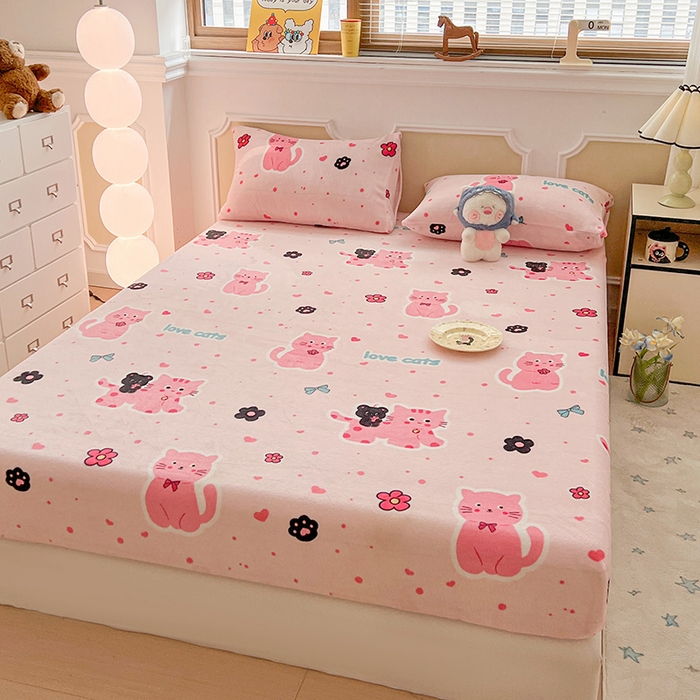 91家纺网 家纺一手货源 找家纺 维娜斯家纺 2025新款卡通牛奶绒印花床笠单件 欢乐猫咪