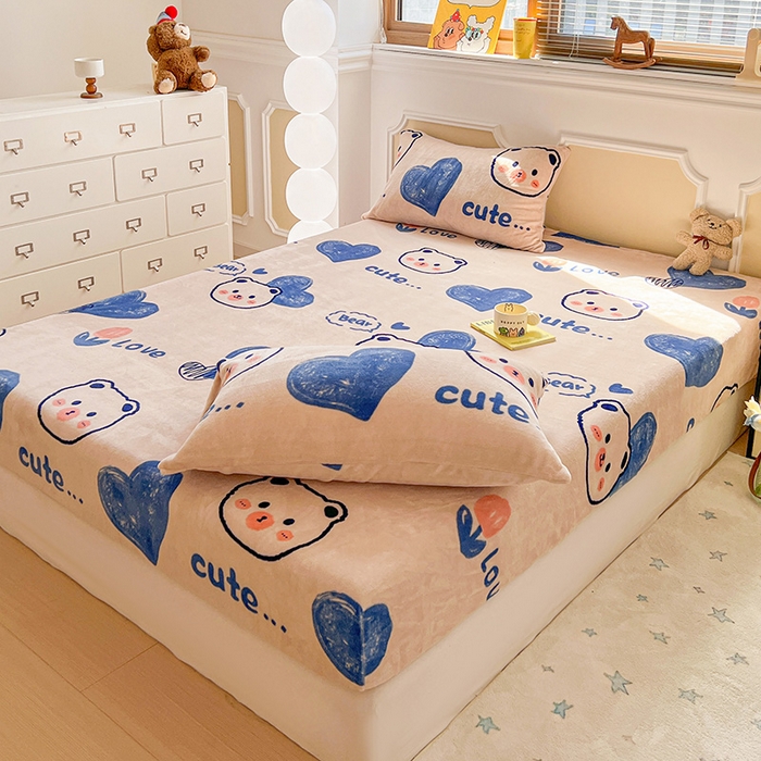 91家纺网 家纺一手货源 找家纺 维娜斯家纺 2025新款卡通牛奶绒印花床笠单件 魅力小熊