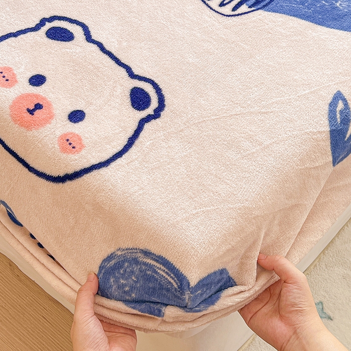 91家纺网 家纺一手货源 找家纺 维娜斯家纺 2025新款卡通牛奶绒印花床笠单件 魅力小熊