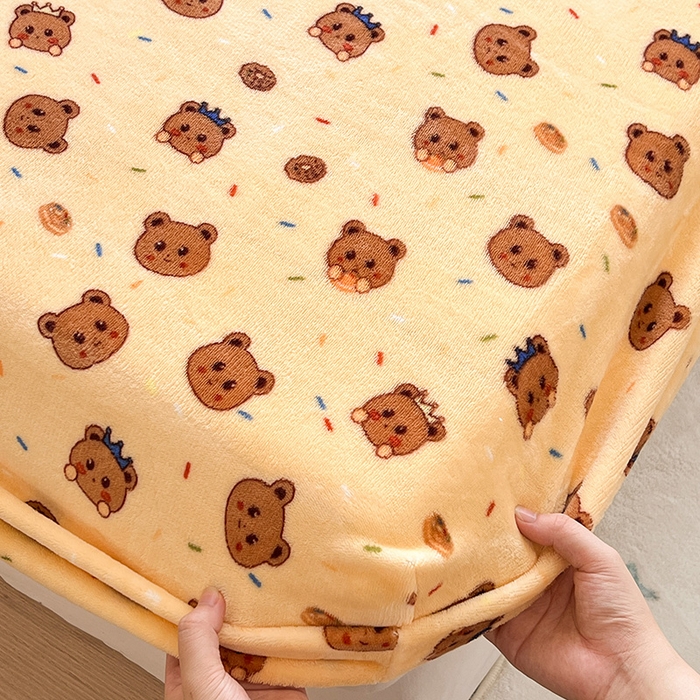 91家纺网 家纺一手货源 找家纺 维娜斯家纺 2025新款卡通牛奶绒印花床笠单件 小熊梦梦