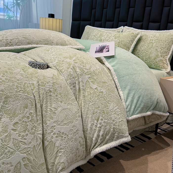 91家纺网 家纺一手货源 找家纺 ME/ERA HOME寐时代 2025新款牛奶绒8.5斤立体雕花兔毛绒包边四件套 碎花漫语