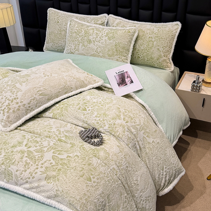 91家纺网 家纺一手货源 找家纺 ME/ERA HOME寐时代 2025新款牛奶绒8.5斤立体雕花兔毛绒包边四件套 碎花漫语