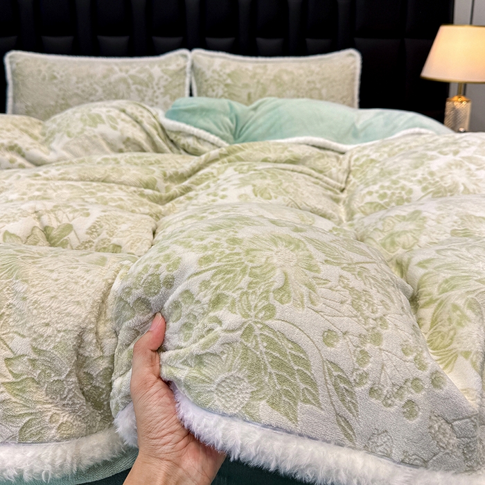 91家纺网 家纺一手货源 找家纺 ME/ERA HOME寐时代 2025新款牛奶绒8.5斤立体雕花兔毛绒包边四件套 碎花漫语