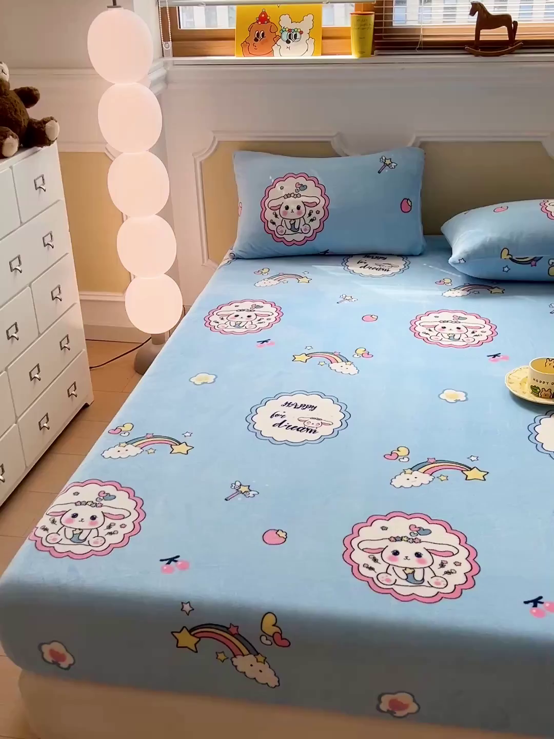 91家纺网 家纺一手货源 找家纺 维娜斯家纺 2025新款卡通牛奶绒印花床笠单件 萌萌哈奇