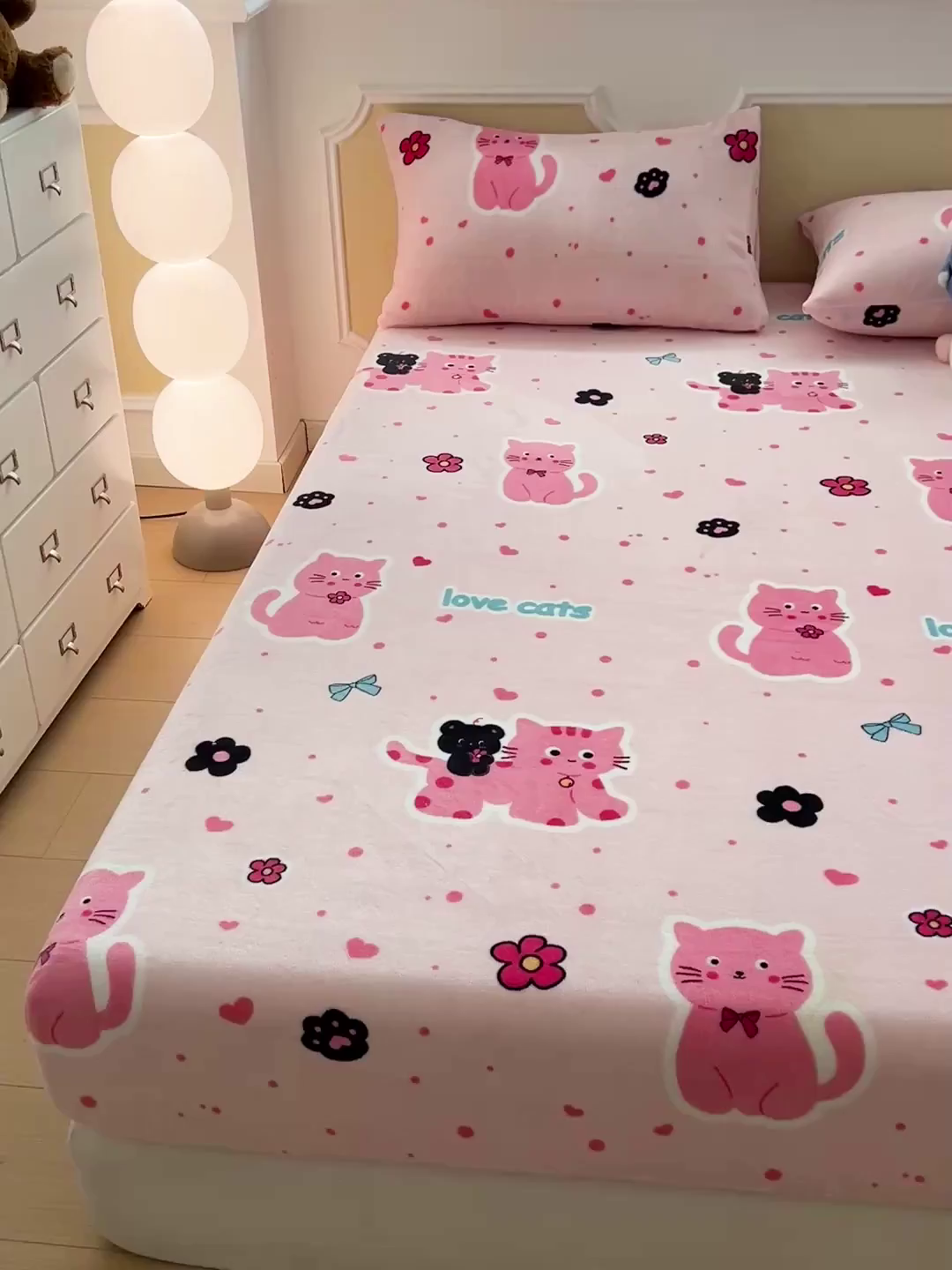 91家纺网 家纺一手货源 找家纺 维娜斯家纺 2025新款卡通牛奶绒印花床笠单件 欢乐猫咪