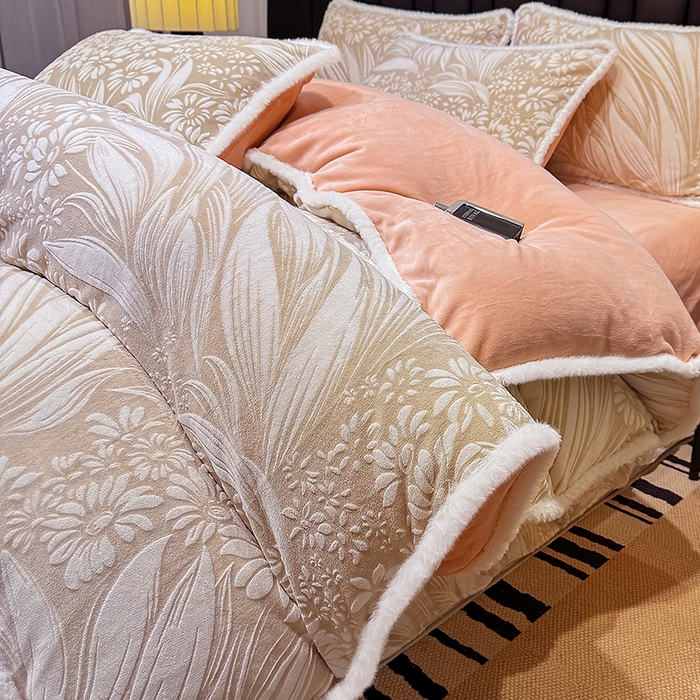 91家纺网 家纺一手货源 找家纺 ME/ERA HOME寐时代 2025新款牛奶绒8.5斤立体雕花兔毛绒包边四件套 叶仲花