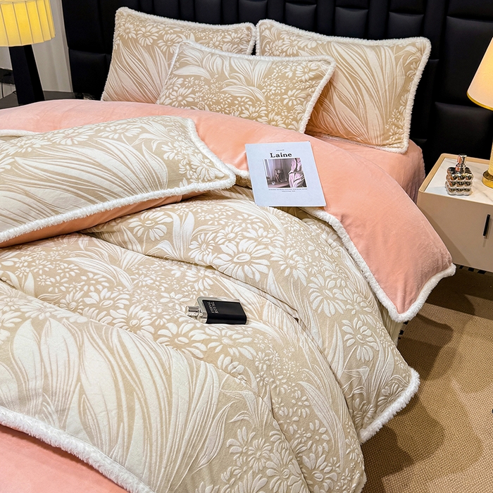 91家纺网 家纺一手货源 找家纺 ME/ERA HOME寐时代 2025新款牛奶绒8.5斤立体雕花兔毛绒包边四件套 叶仲花