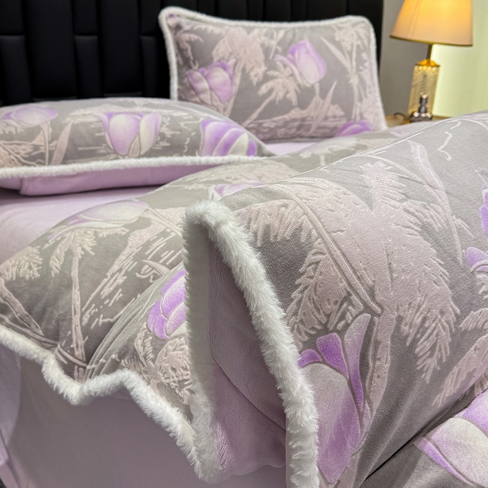 91家纺网 家纺一手货源 找家纺 ME/ERA HOME寐时代 2025新款牛奶绒8.5斤立体雕花兔毛绒包边四件套 郁金香紫