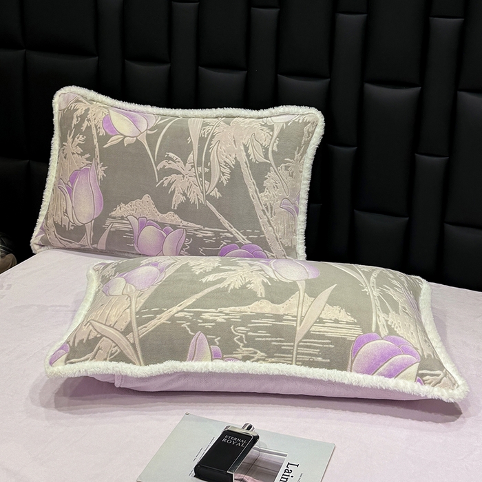 91家纺网 家纺一手货源 找家纺 ME/ERA HOME寐时代 2025新款牛奶绒8.5斤立体雕花兔毛绒包边四件套 郁金香紫