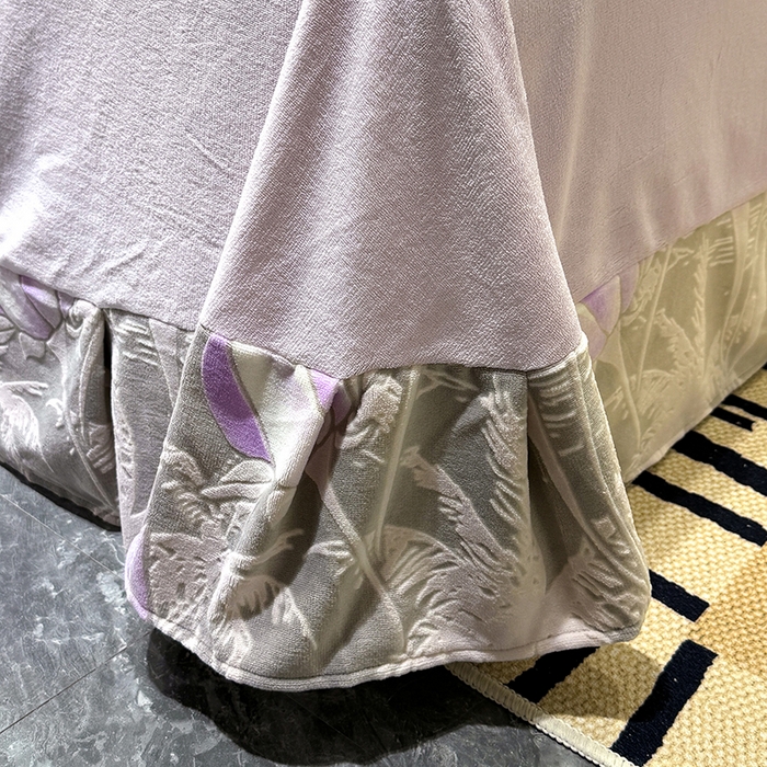 91家纺网 家纺一手货源 找家纺 ME/ERA HOME寐时代 2025新款牛奶绒8.5斤立体雕花兔毛绒包边四件套 郁金香紫