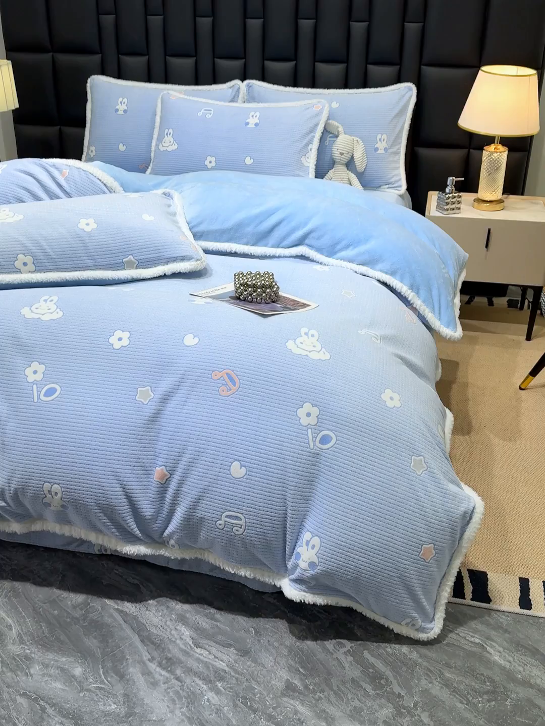 91家纺网 家纺一手货源 找家纺 ME/ERA HOME寐时代 2025新款牛奶绒8.5斤立体雕花兔毛绒包边四件套 云中小兔