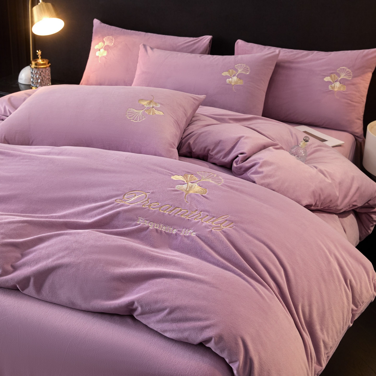 91家纺网 家纺一手货源 找家纺 如一 2025新款水晶绒纯色刺绣四件套-银杏系列 银杏-安娜紫