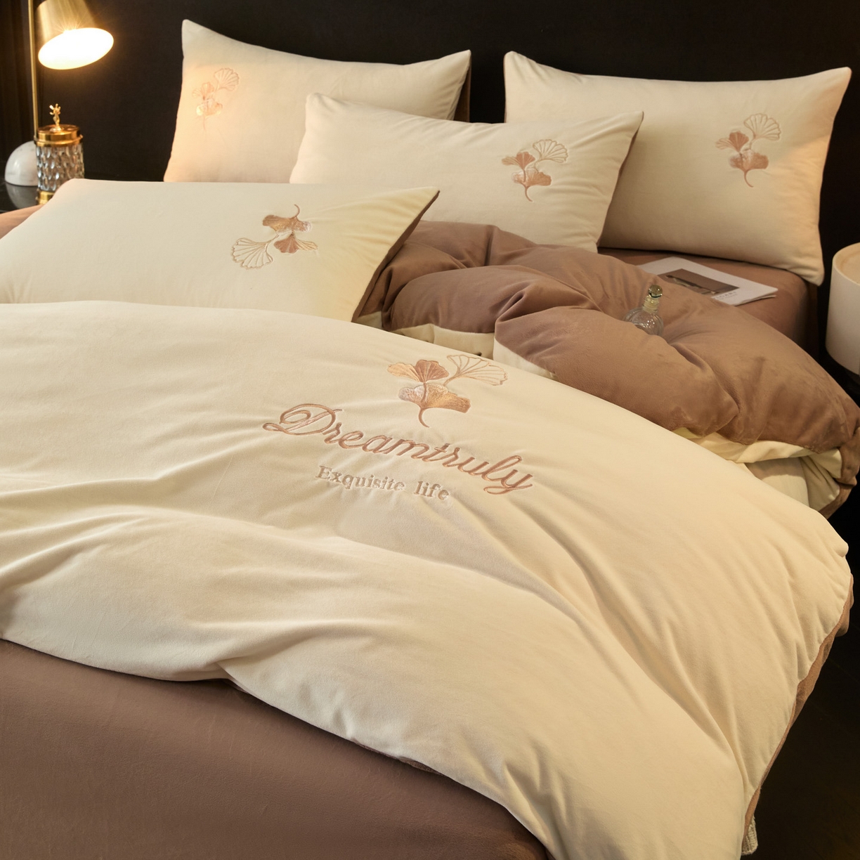 91家纺网 家纺一手货源 找家纺 如一 2025新款水晶绒纯色刺绣四件套-银杏系列 银杏-奶白咖