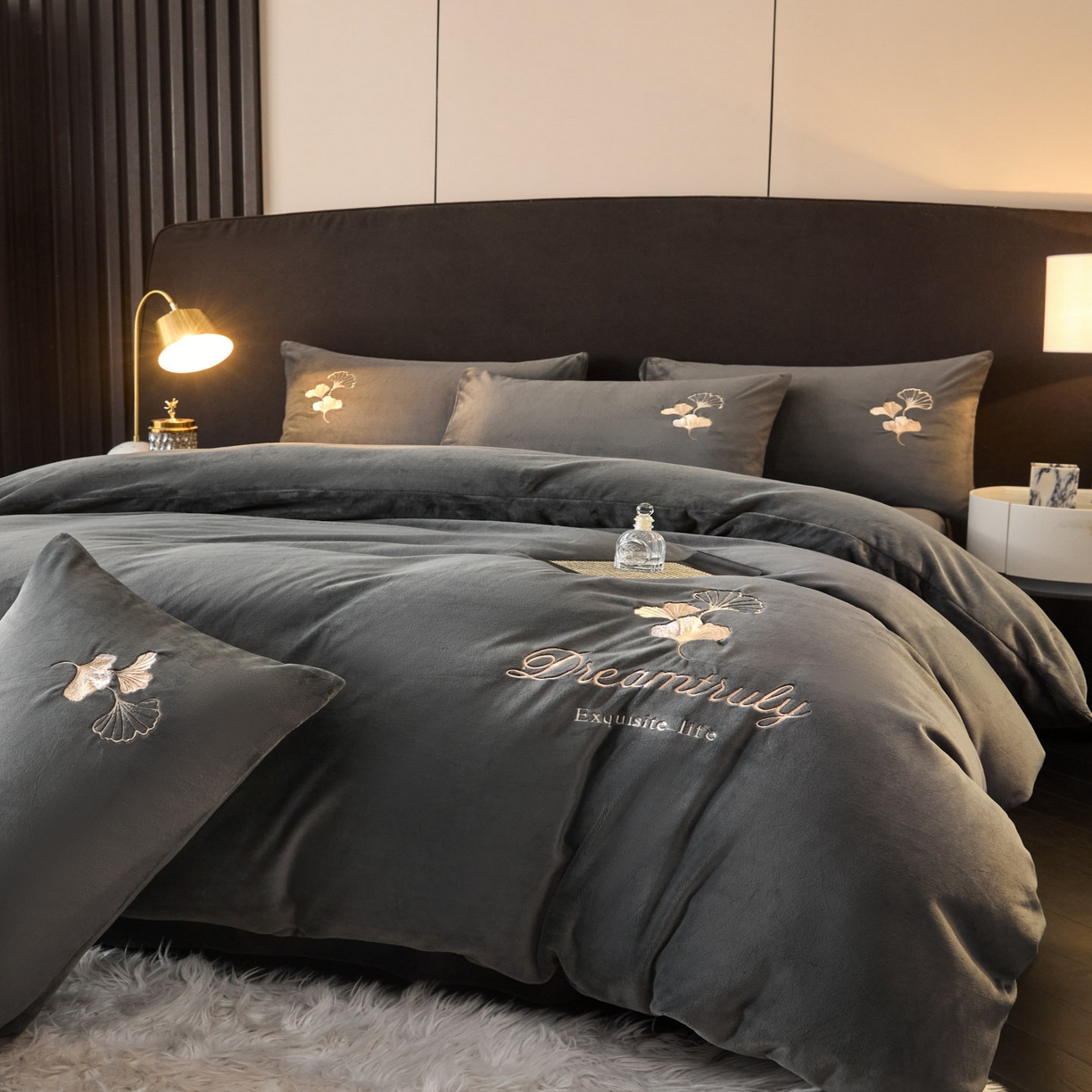 91家纺网 家纺一手货源 找家纺 如一 2025新款水晶绒纯色刺绣四件套-银杏系列 银杏-高级灰