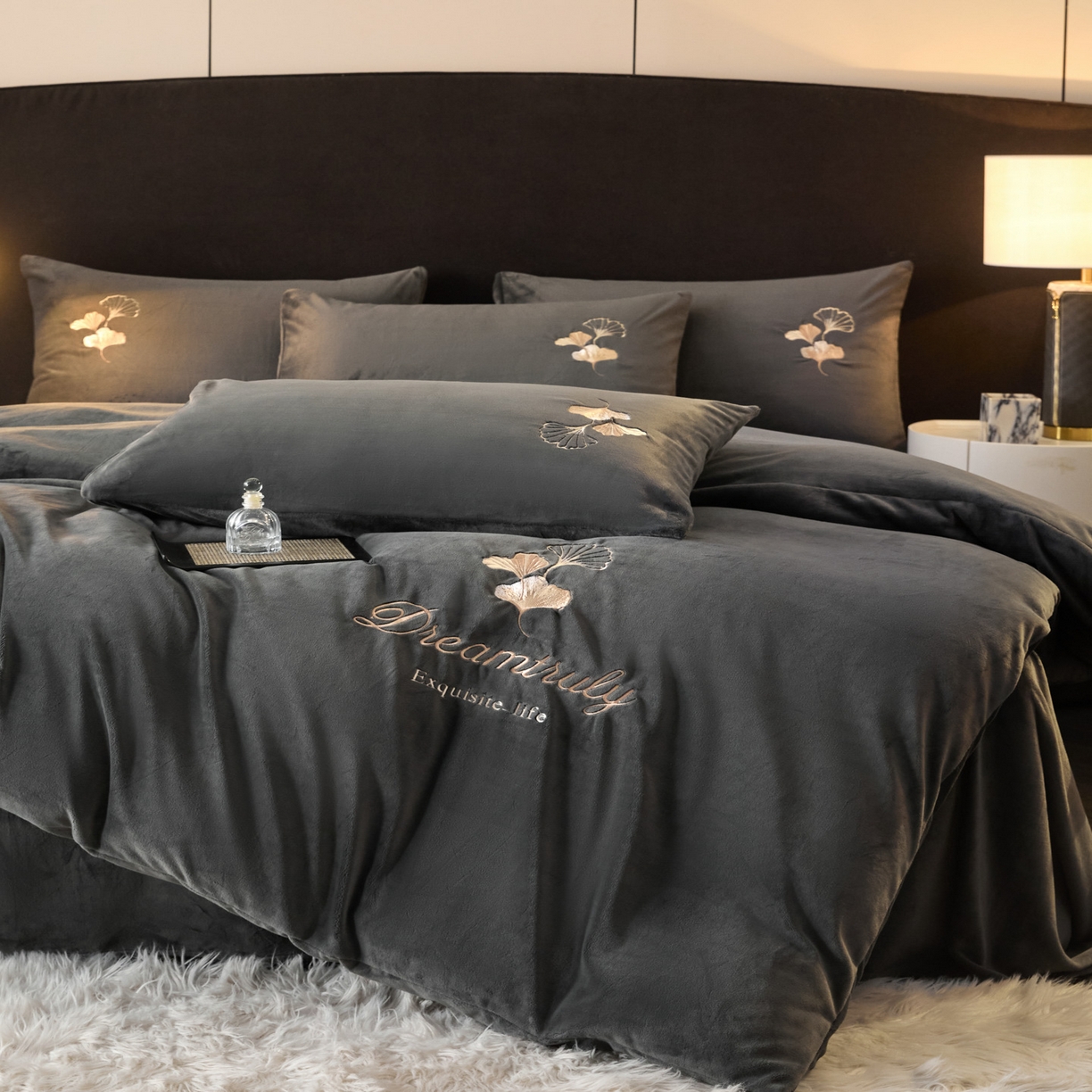 91家纺网 家纺一手货源 找家纺 如一 2025新款水晶绒纯色刺绣四件套-银杏系列 银杏-高级灰