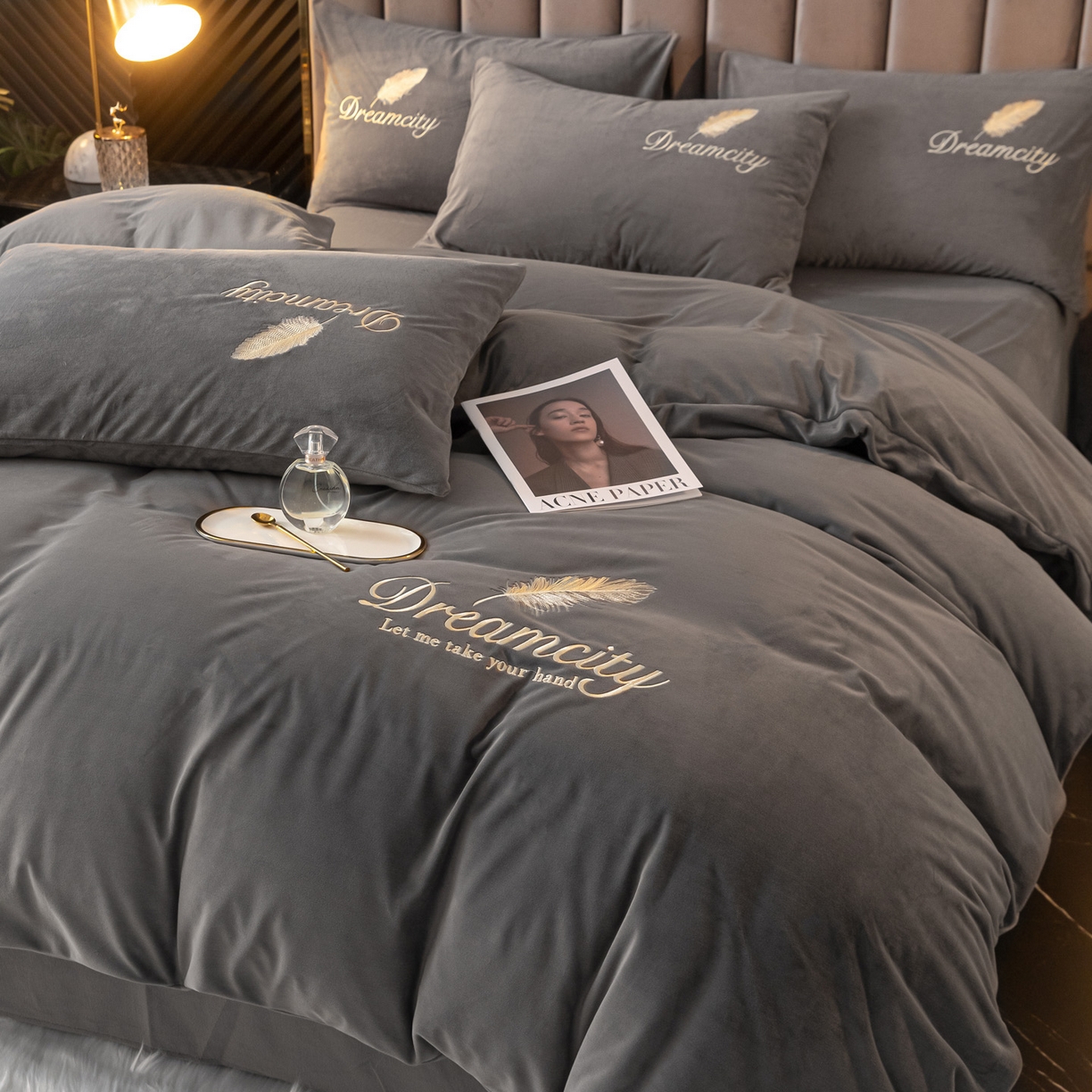 91家纺网 家纺一手货源 找家纺 如一 2025新款水晶绒纯色刺绣四件套-轻羽系列 轻羽-高级灰