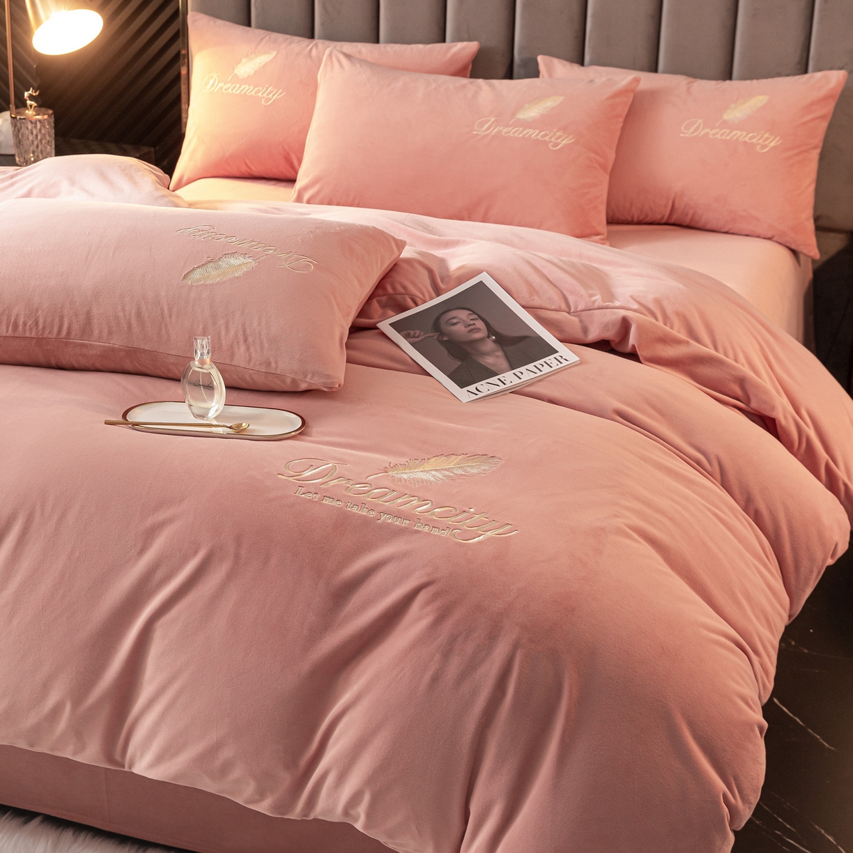 91家纺网 家纺一手货源 找家纺 如一 2025新款水晶绒纯色刺绣四件套-轻羽系列 轻羽-浅豆沙