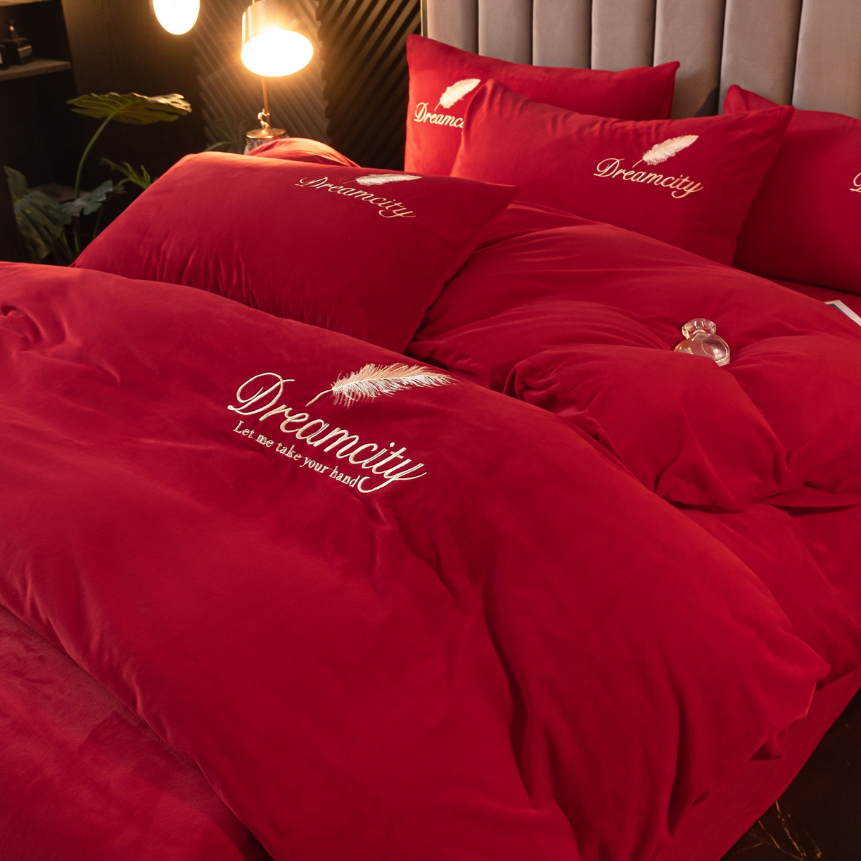 91家纺网 家纺一手货源 找家纺 如一 2025新款水晶绒纯色刺绣四件套-轻羽系列 轻羽-中国红