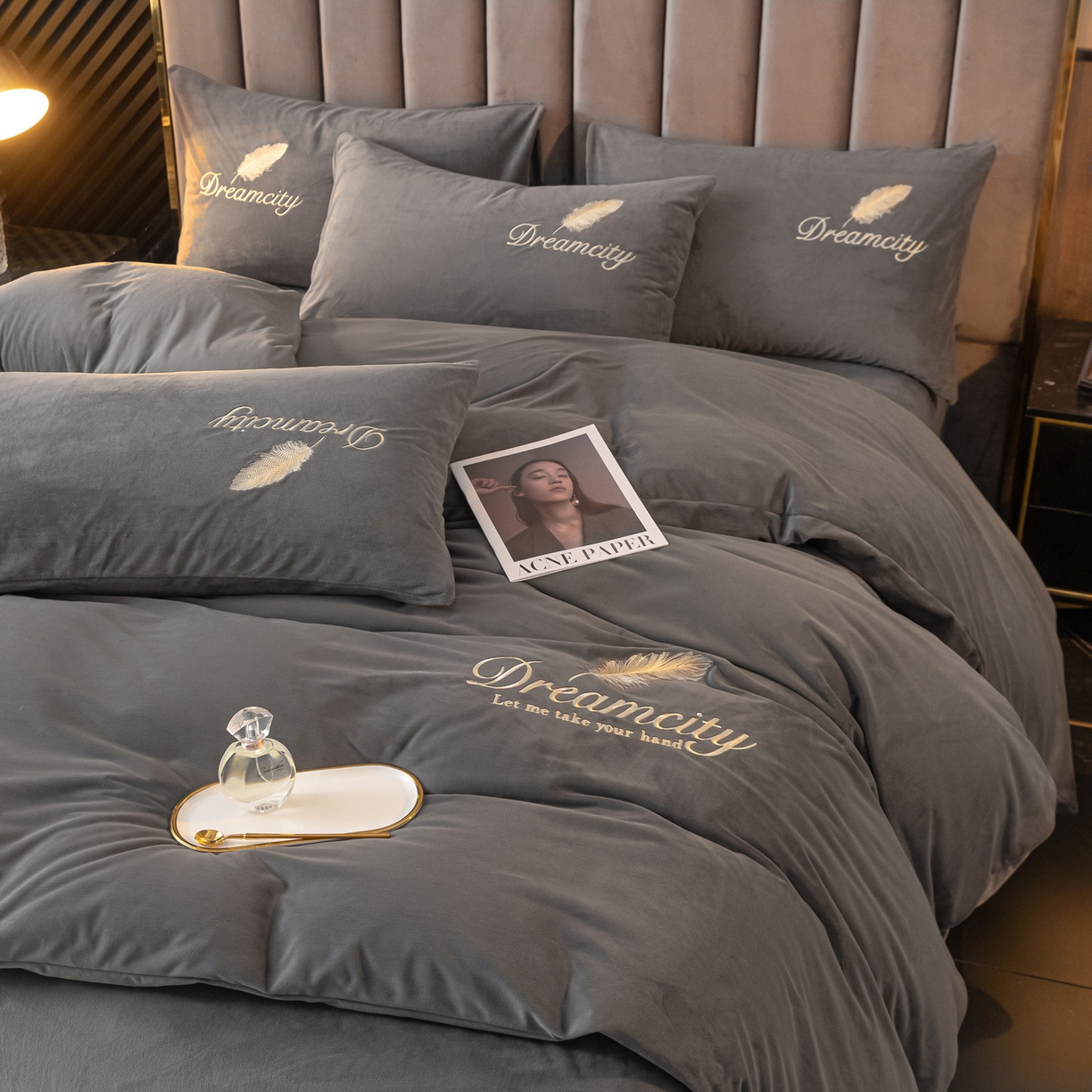 91家纺网 家纺一手货源 找家纺 如一 2025新款水晶绒纯色刺绣四件套-轻羽系列 轻羽-高级灰