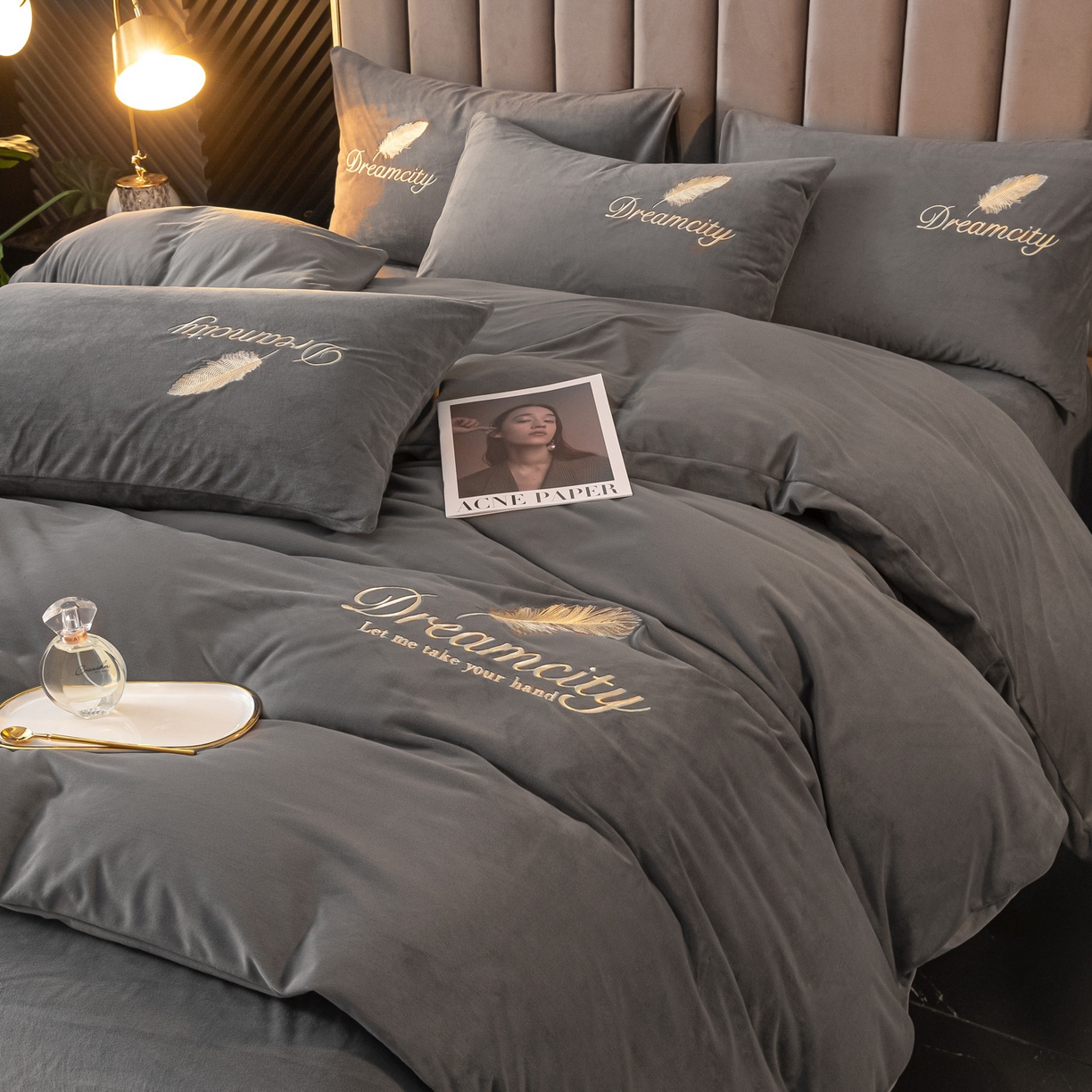 91家纺网 家纺一手货源 找家纺 如一 2025新款水晶绒纯色刺绣四件套-轻羽系列 轻羽-高级灰