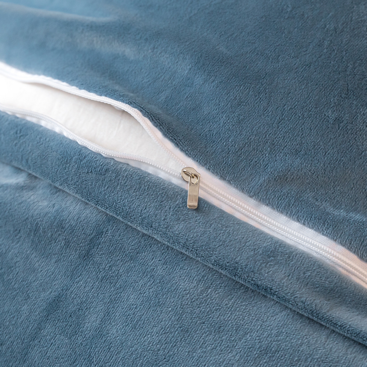 91家纺网 家纺一手货源 找家纺 如一 2025新款水晶绒纯色刺绣四件套-轻羽系列 轻羽-宾利蓝