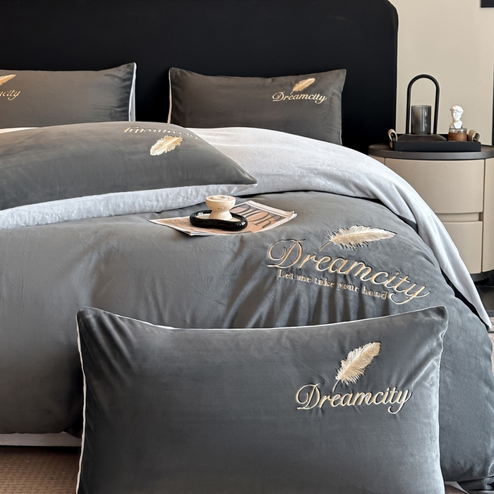 91家纺网 家纺一手货源 找家纺 如一 2025新款水晶绒双拼刺绣四件套轻羽系列-系列二 轻羽-深灰银