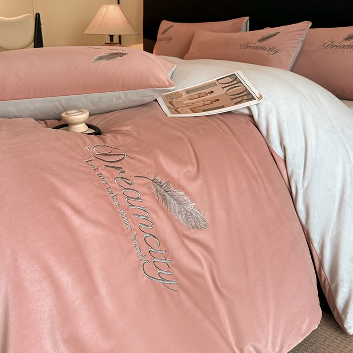 91家纺网 家纺一手货源 找家纺 如一 2025新款水晶绒双拼刺绣四件套轻羽系列-系列二 轻羽-豆沙灰