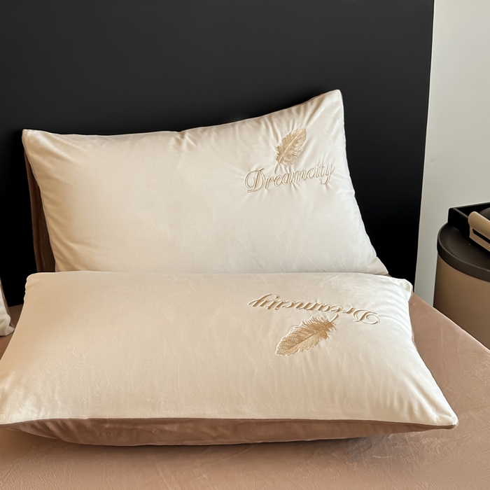 91家纺网 家纺一手货源 找家纺 如一 2025新款水晶绒双拼刺绣四件套轻羽系列-系列二 轻羽-奶白咖