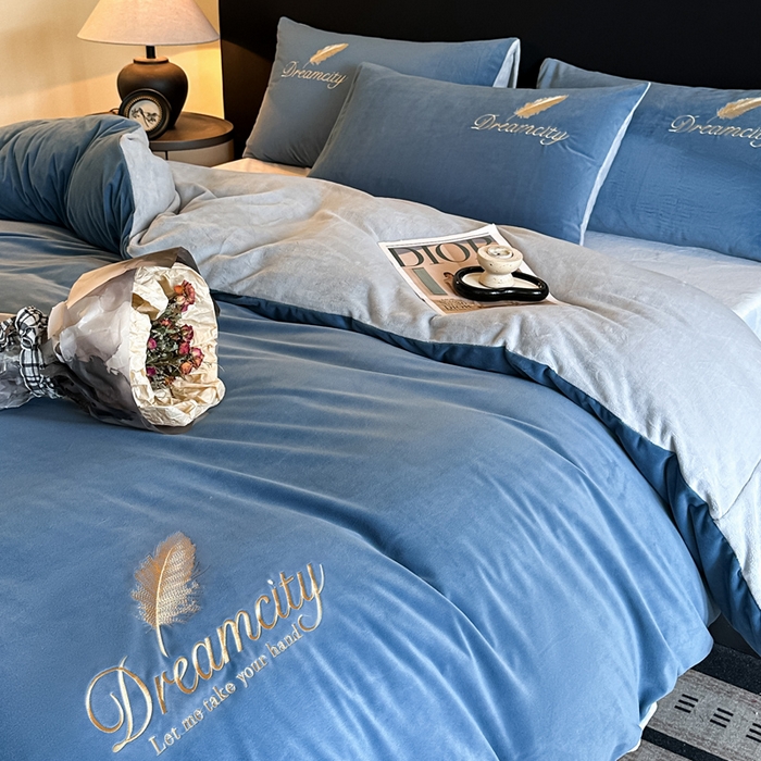 91家纺网 家纺一手货源 找家纺 如一 2025新款水晶绒双拼刺绣四件套轻羽系列-系列二 轻羽-雾蓝灰