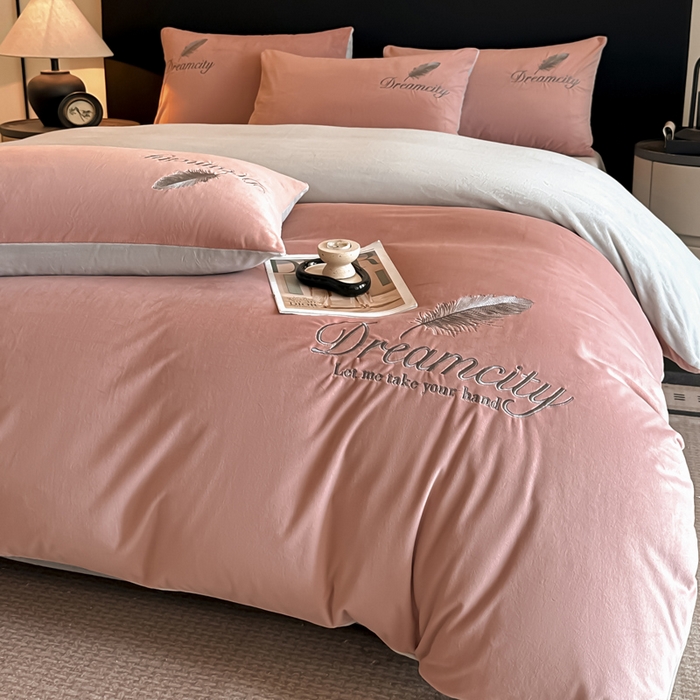 91家纺网 家纺一手货源 找家纺 如一 2025新款水晶绒双拼刺绣四件套轻羽系列-系列二 轻羽-豆沙灰