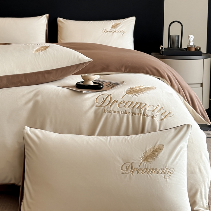 91家纺网 家纺一手货源 找家纺 如一 2025新款水晶绒双拼刺绣四件套轻羽系列-系列二 轻羽-奶白咖