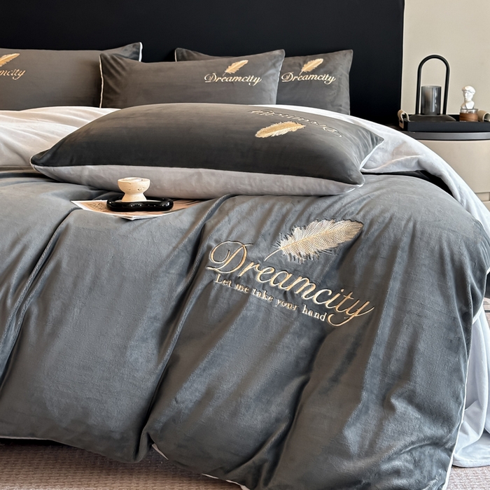 91家纺网 家纺一手货源 找家纺 如一 2025新款水晶绒双拼刺绣四件套轻羽系列-系列二 轻羽-深灰银