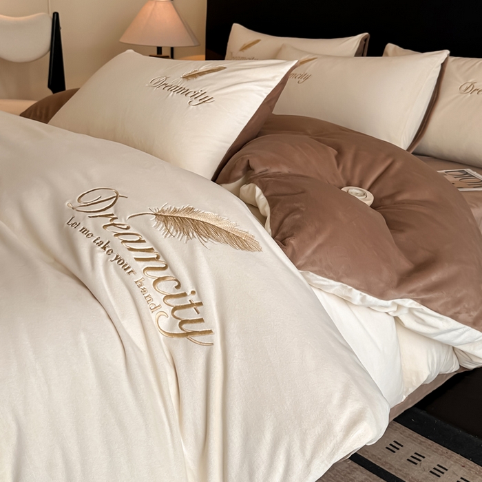 91家纺网 家纺一手货源 找家纺 如一 2025新款水晶绒双拼刺绣四件套轻羽系列-系列二 轻羽-奶白咖