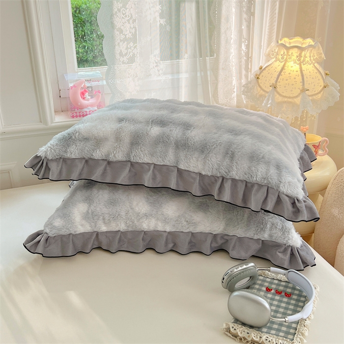 91家纺网 家纺一手货源 找家纺 梦舒羽 2025新款兔毛绒单人枕套牛奶绒枕芯套雪花绒宿舍枕头套-泡泡 兔毛绒泡泡花边款-梦幻浅灰