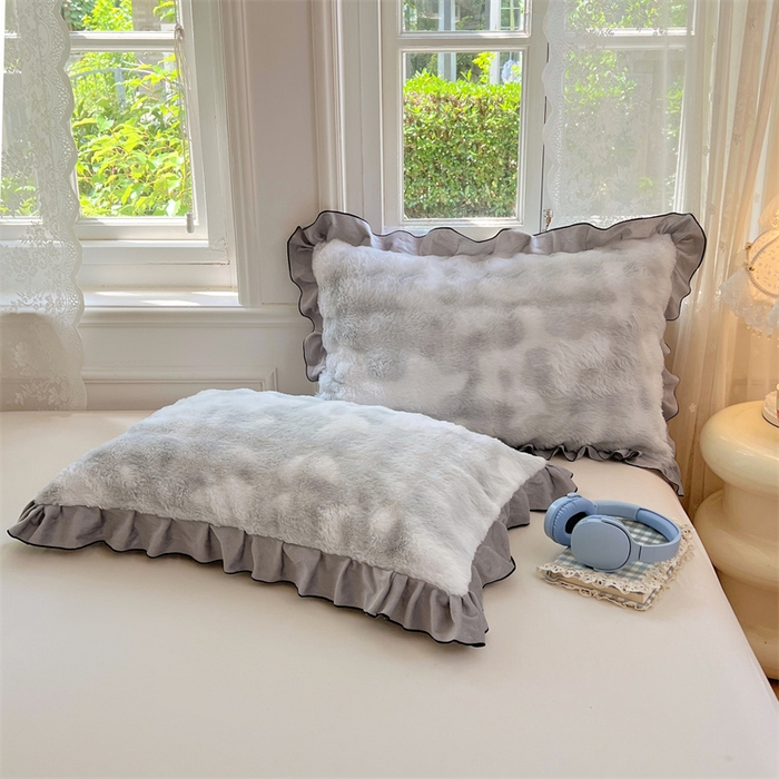 91家纺网 家纺一手货源 找家纺 梦舒羽 2025新款兔毛绒单人枕套牛奶绒枕芯套雪花绒宿舍枕头套-泡泡 兔毛绒泡泡花边款-梦幻浅灰