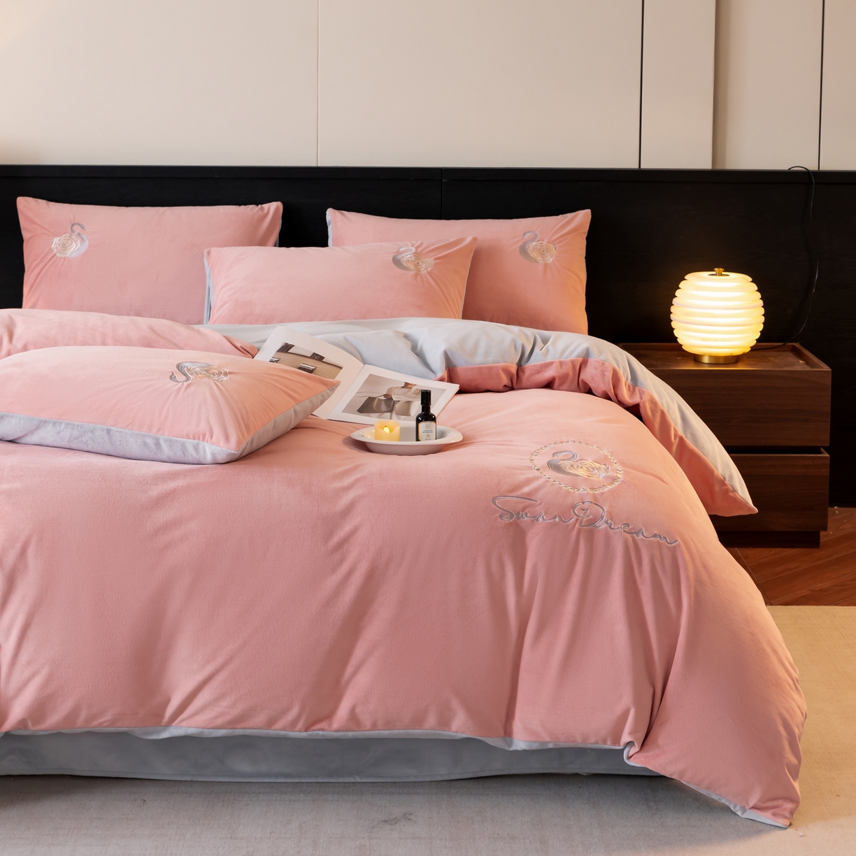 91家纺网 家纺一手货源 找家纺 如一 2025新款水晶绒双拼刺绣四件套-天鹅 天鹅-浅豆沙