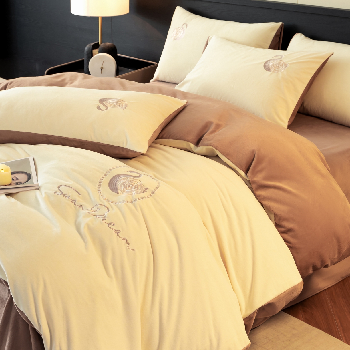 91家纺网 家纺一手货源 找家纺 如一 2025新款水晶绒双拼刺绣四件套-天鹅 天鹅-奶昔白