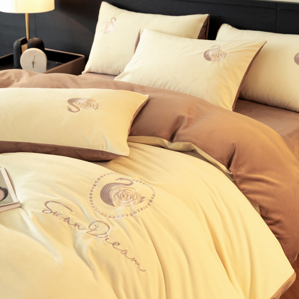 91家纺网 家纺一手货源 找家纺 如一 2025新款水晶绒双拼刺绣四件套-天鹅 天鹅-奶昔白