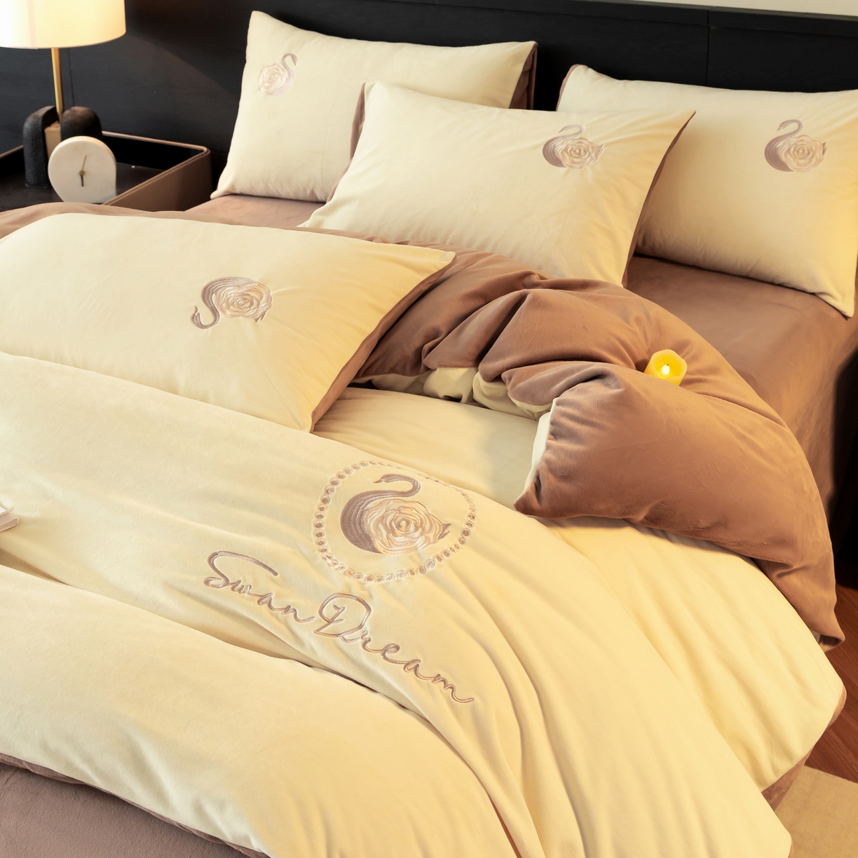 91家纺网 家纺一手货源 找家纺 如一 2025新款水晶绒双拼刺绣四件套-天鹅 天鹅-奶昔白